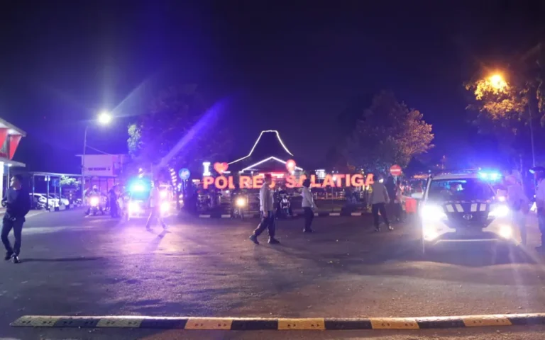 Dalam rangka menjaga keamanan dan ketertiban masyarakat menjelang Pemilu 2024, Polres Salatiga menggelar patroli cooling system skala besar di wilayah hukum setempat pada malam tanggal 11 November 2023. Patroli ini, yang dipimpin oleh Kapolres Salatiga, AKBP Aryuni Novitasari, bertujuan menciptakan suasana sejuk di masyarakat dan mencegah terjadinya gesekan.