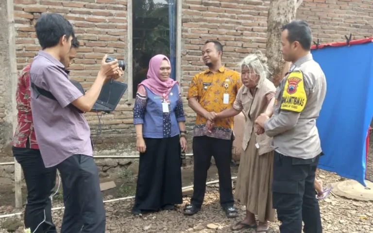 Dalam proses pembuatan e-KTP yang umumnya berjalan lancar, terdapat kisah perjuangan yang mengharukan saat 'jemput bola' dilakukan secara langsung ke masyarakat. Irwan Susanto, Lurah Sidorejo Kidul Kecamatan Tingkir Kota Salatiga, dan tim dari Dinas Kependudukan dan Pencatatan Sipil (Disdukcapil) Kota Salatiga, menjalankan misi pemotretan untuk Suminem (60), warga RT 3/RW 6 Gunungsari Sidorejo Kidul yang sudah lama mengidap gangguan jiwa.