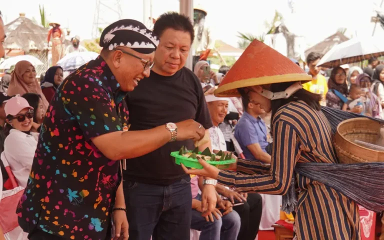 Berkumpulnya beragam jajanan tradisional dan modern menjadi daya tarik utama Festival Pasar Sitalang di Area Pasar Agrowisata Sitalang, Kauman Kidul, Salatiga, pada tanggal 18 November 2023. Selain menyajikan bazar jajanan, acara ini memeriahkan suasana dengan festival memedi sawah, fashion show petani milenial, tari Rodhat Rosahaman, drumblek, dan penampilan band.