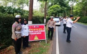 Kerap Terjadi Laka di Salib Putih, Polres Salatiga dan Dishub Pasang Rambu Peringatan