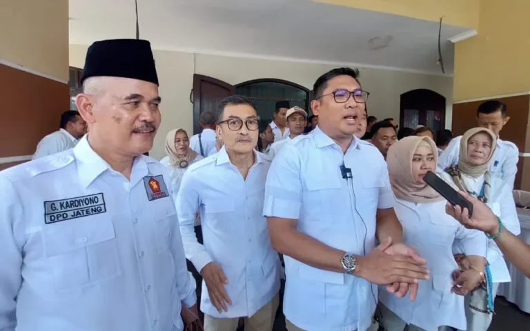 Kader Partai Gerindra di Jawa Tengah diberi dorongan untuk tetap optimis dalam menghadapi Pemilu 2024 meski saat ini PDI Perjuangan memegang kendali di wilayah tersebut. Ketua DPD Partai Gerindra Jawa Tengah, Sudaryono, menekankan pentingnya konsolidasi partai yang melibatkan ribuan kader dari berbagai daerah. Dengan Prabowo Subianto yang populer dan Gibran Rakabuming Raka sebagai calon wakil presiden, serta kehadiran sejumlah caleg partai koalisi, semua kader diminta untuk terus bekerja keras dalam sosialisasi dan kampanye