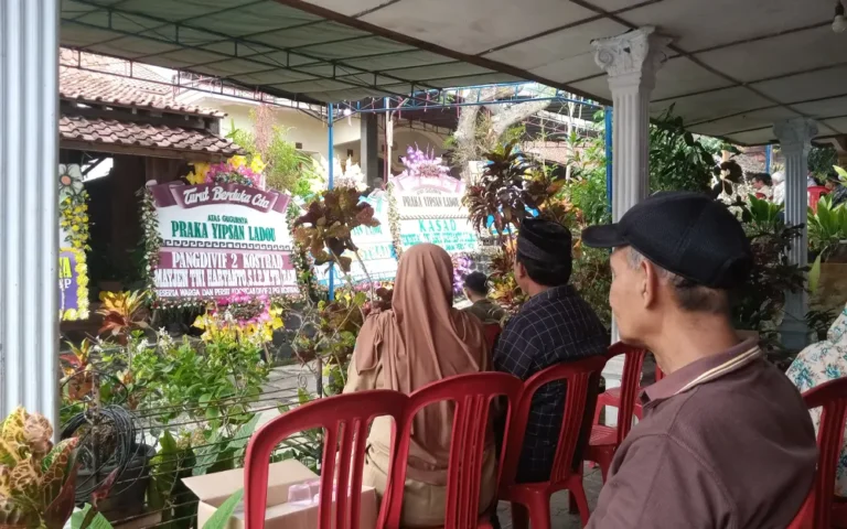 Duka mendalam melanda rumah persemayaman Praka Yipsan Ladou (31) di Glodogan, Harjosari, Bawen, Semarang. Prajurit TNI dari Satgas Yonif Mekanis Raider 411/Pandawa ini gugur dalam kontak senjata dengan KKB di pos Paro, Papua Pegunungan, pada Sabtu (25/11/2023).