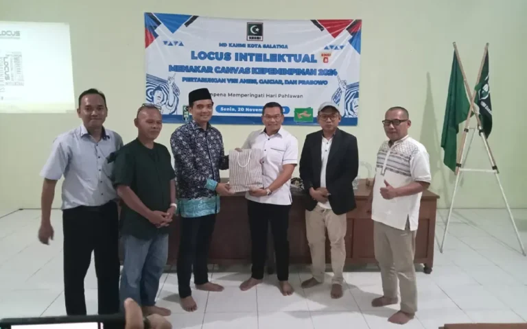 Korps Alumni Himpunan Mahasiswa Islam (KAHMI) Salatiga, melalui Forum Locus Intelektual edisi 3, menggelar acara bertema "Menakar Kanvas Kepemimpinan 2024: Pertarungan Visi Anies, Prabowo, dan Ganjar" dalam rangka peringatan Hari Pahlawan 10 November. Acara yang berlangsung di sekretariat MD KAHMI Kita Salatiga di Jalan Merdeka Selatan ini menjadi platform dialektika taktis konstruktif.