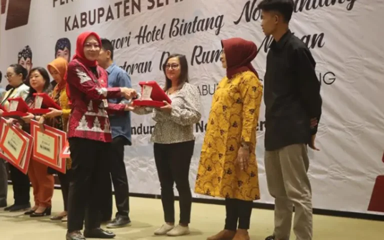 Enam hotel di Kabupaten Semarang meraih penghargaan Adhikarya Pariwisata atas pelayanan terbaik dan kepatuhan hukum pajak. Di antara pemenang adalah Hotel Griya Persada Bandungan, The Wujil Hotel Bergas, dan Nuwis Hotel Bandungan. Dinas Pariwisata Kabupaten Semarang mendorong konsistensi pelayanan demi meningkatkan kepercayaan pengunjung dan meningkatkan industri pariwisata di daerah tersebut.