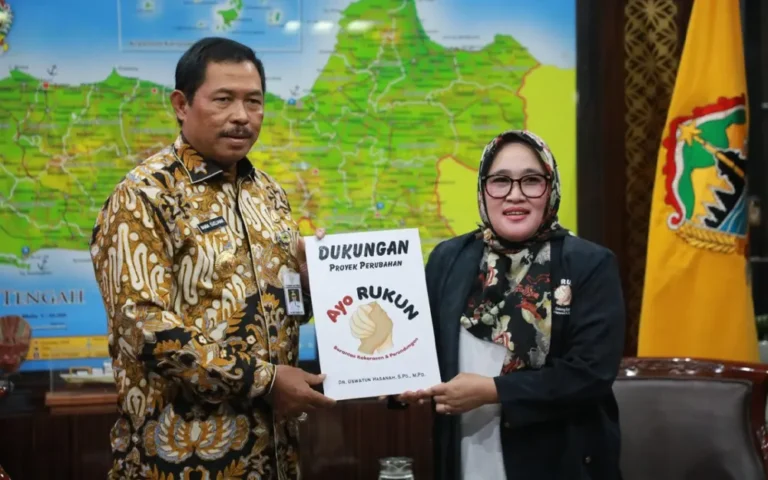 Pemerintah Provinsi Jawa Tengah giat dalam upaya pencegahan potensi kekerasan di sekolah dengan menginisiasi program Gerakan Ayo Rukun melalui Dinas Pendidikan dan Kebudayaan Provinsi Jateng. Langkah strategis ini akan diresmikan oleh Pj Gubernur Jawa Tengah, Nana Sudjana, pada peringatan Hari Guru tanggal 25 November 2023 mendatang. Dalam konteks inisiatif tersebut, Nana menekankan pentingnya penanganan kekerasan di satuan pendidikan, sejalan dengan perhatian lebih terhadap kasus kekerasan anak dan perempuan.