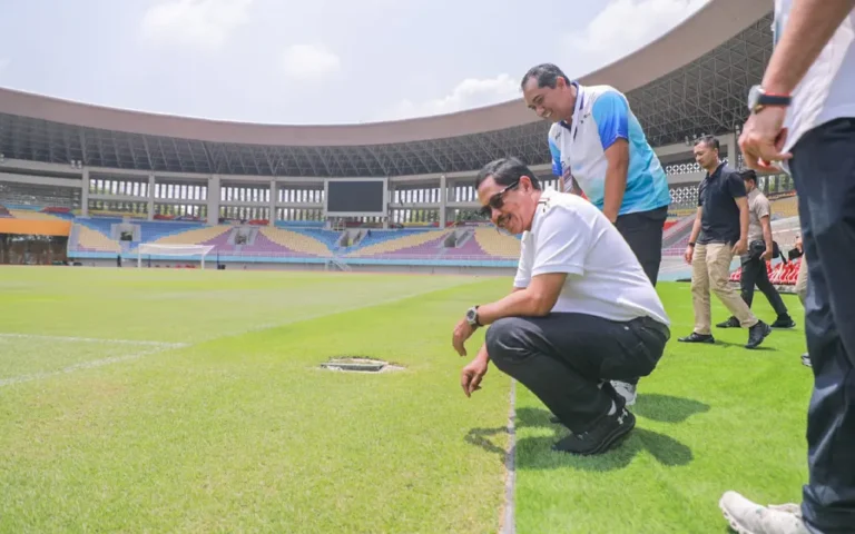 Pemerintah Provinsi Jawa Tengah memastikan Stadion Manahan Kota Surakarta siap menggelar Piala Dunia U-17 2023. Pj Gubernur Jawa Tengah, Nana Sudjana, meninjau langsung infrastruktur stadion, termasuk ruang ganti atlet, ruang latihan, ruang pelatih, dan tempat parkir. Dengan kesiapan mencapai 96%, Nana menyatakan bahwa Stadion Manahan tinggal menyelesaikan pekerjaan finishing sebelum event dimulai pada 10 November.