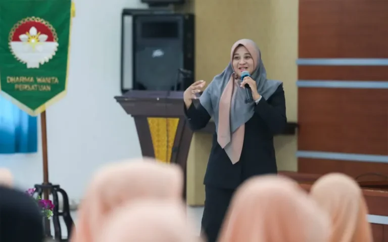 Dharma Wanita Persatuan (DWP) Provinsi Jawa Tengah merespons keprihatinan terhadap maraknya kasus bunuh diri remaja dengan menggelar kegiatan Pendampingan dan Deteksi Dini Permasalahan Psikologi Remaja di aula Gedung DWP Jateng pada Selasa (14/11/2023). Ketua DWP Jateng, Indah Sumarno, menyampaikan bahwa kegiatan ini adalah bentuk kepedulian terhadap masalah psikologis remaja, terutama menyusul lonjakan kasus bunuh diri.