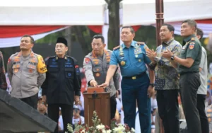 Pj Gubernur Jawa Tengah, Nana Sudjana, memberikan penghormatan pada peresmian Monumen Jenderal Polisi Hoegeng Iman Santoso di Stadion Hoegeng, Kota Pekalongan, pada Sabtu (11/11/2023). Dalam acara tersebut, Nana Sudjana menegaskan betapa pentingnya Jenderal Polisi Hoegeng sebagai teladan dalam kepemimpinan dan integritas polisi. Sebagai tokoh yang dihormati, Hoegeng diakui sebagai figur yang patut dijadikan inspirasi, bukan hanya oleh anggota Polri, tetapi juga oleh seluruh lapisan masyarakat Indonesia.