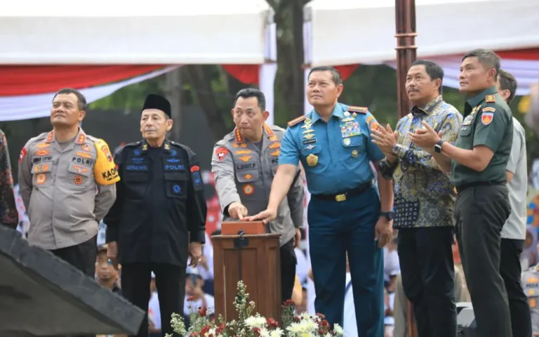 Pj Gubernur Jawa Tengah, Nana Sudjana, memberikan penghormatan pada peresmian Monumen Jenderal Polisi Hoegeng Iman Santoso di Stadion Hoegeng, Kota Pekalongan, pada Sabtu (11/11/2023). Dalam acara tersebut, Nana Sudjana menegaskan betapa pentingnya Jenderal Polisi Hoegeng sebagai teladan dalam kepemimpinan dan integritas polisi. Sebagai tokoh yang dihormati, Hoegeng diakui sebagai figur yang patut dijadikan inspirasi, bukan hanya oleh anggota Polri, tetapi juga oleh seluruh lapisan masyarakat Indonesia.