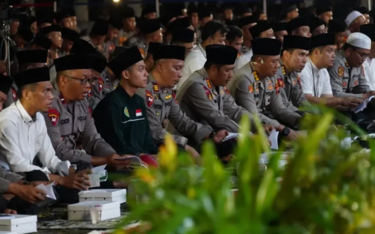 Polda Jawa Tengah dan Kodam IV/Diponegoro mengadakan Doa Bersama untuk Negeri guna memastikan pelaksanaan Pemilu 2024 yang damai. Acara doa lintas agama tersebut dihadiri oleh sejumlah pemuka agama, tokoh masyarakat, dan perwakilan partai politik.