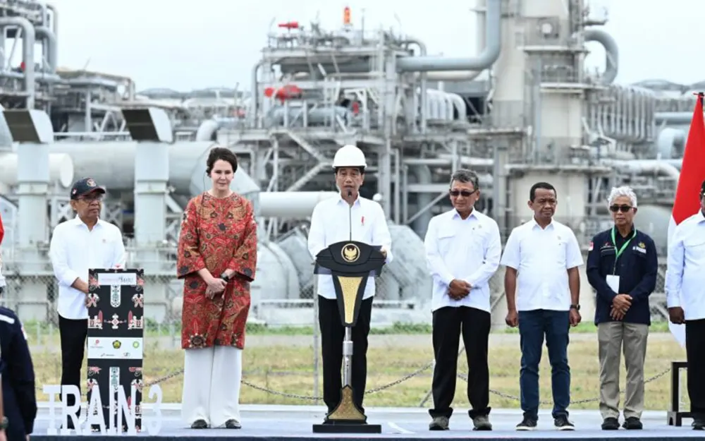 Presiden Jokowi resmikan PSN Tangguh Train 3 di Teluk Bintuni, Papua Barat. Investasi USD4,83 Miliar, meningkatkan kapasitas produksi LNG, dan berkontribusi pada keterlibatan tenaga kerja lokal.