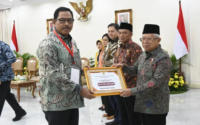 Pemerintah Provinsi Jawa Tengah berhasil meraih penghargaan insentif fiskal senilai Rp 5,79 miliar sebagai bentuk apresiasi atas kesuksesannya dalam mengatasi kemiskinan ekstrem. Wakil Presiden RI, KH Ma’ruf Amin, secara resmi menyerahkan penghargaan tersebut kepada Penjabat (Pj) Gubernur Jawa Tengah, Nana Sudjana, pada acara Rapat Koordinasi Nasional dan Penyerahan Insentif Fiskal Kategori Kinerja Penghapusan Kemiskinan Ekstrem Tahun Berjalan 2023 di Istana Wakil Presiden pada tanggal 9 November 2023