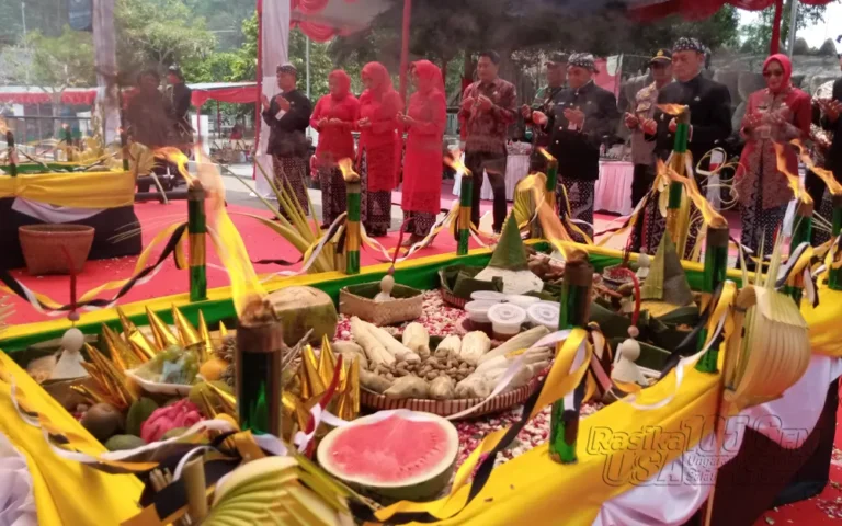Pemerintah Kabupaten (Pemkab) Semarang melalui Dinas Pariwisata (Disparta) terus berupaya mendongkrak Daya Tarik Wisata (DTW) hingga ke level nasional. Salah satunya dengan menghelat Rawa Pening Performing Art and Festival di DTW Bukit Cinta, Desa Kebondowo, Kecamatan Banyubiru, Kabupaten Semarang, Sabtu (11/11/2023).