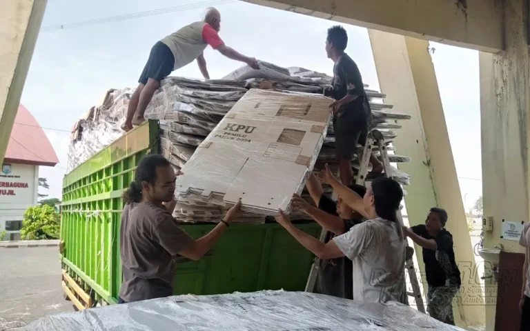 KPU Kabupaten Semarang secara bertahap menerima logistik Pemilu 2024, dengan kedatangan 4.925 kotak suara di GOR tenis indoor Stadion Pandanaran Wujil. Reyta Warastuti dari KPU Kabupaten Semarang menyampaikan bahwa kedatangan kotak suara dilakukan melalui dua armada truk, sementara truk ketiga masih dalam perjalanan. Jumlah total kotak suara yang akan digunakan dalam Pemilu 2024 mencapai 16.793, termasuk cadangan di tingkat PPK.
