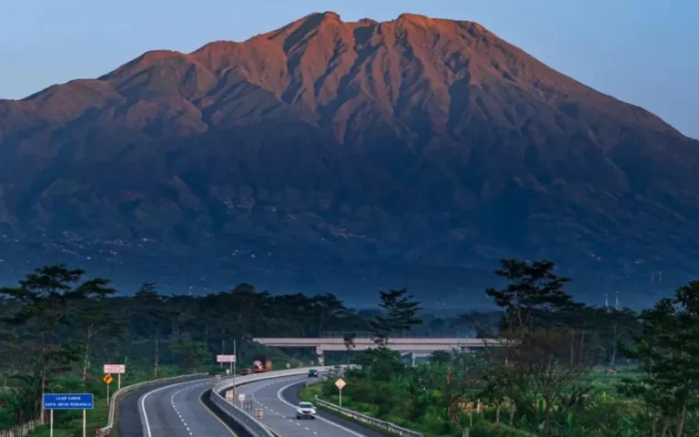 Jalan Tol Semarang - Solo (Semsol) yang dikelola oleh PT Trans Marga Jateng (TMJ) menawarkan penghematan waktu perjalanan hingga 50%. Jalan tol ini menjadi urat nadi transportasi Jalur Trans Jawa dan penggerak ekonomi di daerah Semarang dan sekitarnya. Dengan 5 gerbang tol dan 5 lokasi rest area, pengguna jalan diminta untuk memastikan kondisi kendaraan, saldo uang elektronik, dan bahan bakar sebelum memulai perjalanan.