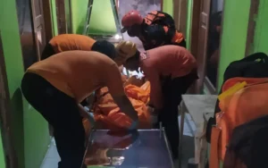 Tragedi meninggalnya HT (40), seorang driver ojek online (ojol) di Kota Semarang, terungkap setelah ditemukan tewas di kamar kos Desa Bergas Lor, Kecamatan Bergas, Kabupaten Semarang pada Selasa (21/11/2023). Penemuan pertama kali dilaporkan oleh tetangga kosnya, Siti Chotijah (55), yang mencium bau menyengat sekitar pukul 06.00 WIB. Kapolsek Bergas, AKP Wahyono, menyampaikan bahwa setelah dilaporkan, petugas Polsek Bergas bersama pemilik kos dan Ketua RT melakukan pencarian sumber bau dan menemukan korban sudah meninggal dunia dalam kamar kosnya.