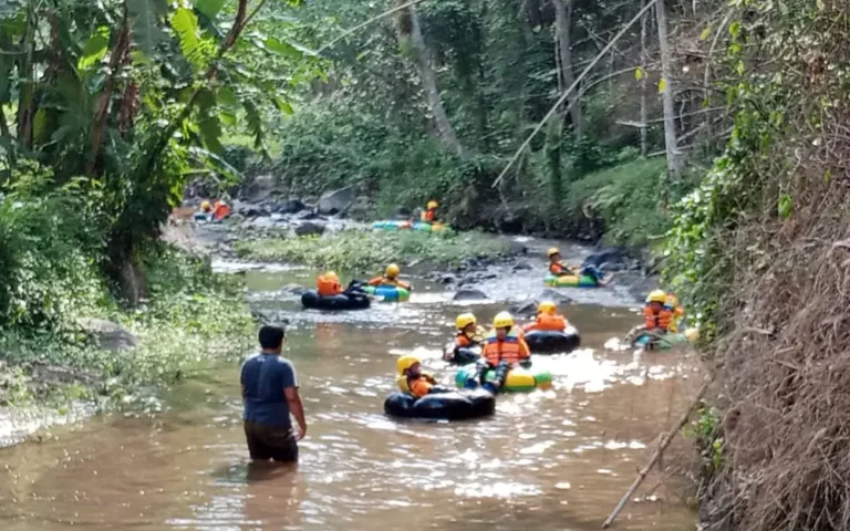 Sitalang River Tubing, destinasi wisata yang mengundang petualangan di tengah suasana pedesaan. Terletak di Kelurahan Kauman Kidul, Kecamatan Sidorejo, Kota Salatiga, wisata sungai ini memberikan pengalaman adrenalin yang tak terlupakan dengan menyusuri dua sungai menggunakan ban bekas. Dengan jalur berkelok, air terjun kecil, dan pemandangan alam yang menakjubkan, Sitalang River Tubing menawarkan petualangan sekitar 2 kilometer yang dapat dinikmati dalam waktu satu jam.