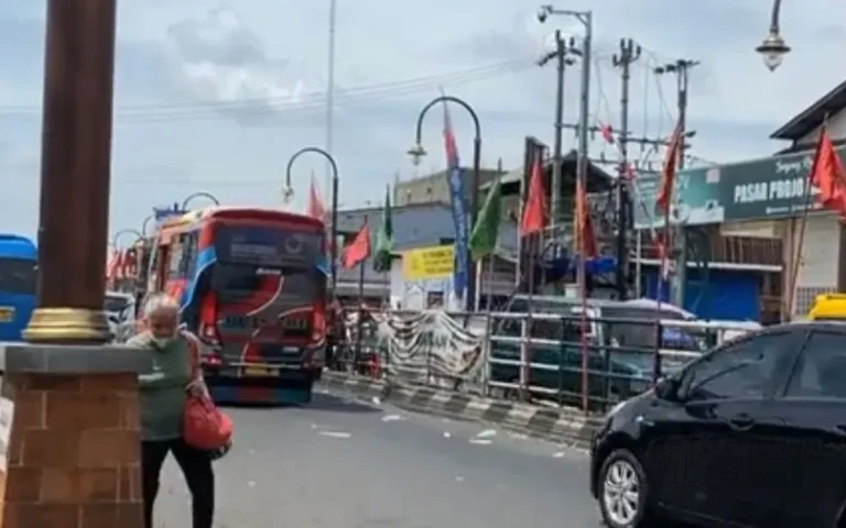 Jalan Jenderal Sudirman di Ambarawa, kini berada di bawah wewenang Pemerintah Kabupaten (Pemkab) Semarang, memungkinkan pemberlakuan satu arah di kawasan tersebut. Kepala Dinas Perhubungan (Dishub) Kabupaten Semarang, Tri Martono, menegaskan kesiapan mereka menunggu proses serah terima melalui Berita Acara Serah Terima (BAST) dari Balai Besar Pelaksanaan Jalan Nasional.