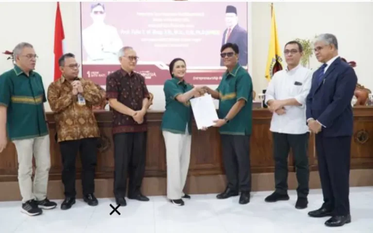 Universitas Kristen Satya Wacana (UKSW) meraih pencapaian gemilang dengan pengangkatan Prof. Yafet Yosafet Wilben Rissy, S.H., M.Si., LLM, Ph.D (AFHEA) sebagai Guru Besar dalam Ilmu Hukum dan Ekonomi. Penyerahan Surat Keputusan Kenaikan Jabatan Fungsional Akademik Dosen (JAFA) oleh Kementerian Pendidikan, Kebudayaan, Riset, dan Teknologi (Kemendikbud Ristek) berlangsung di Ruang Rapat Kartini, Grha Kartini Fakultas Kedokteran dan Ilmu Kesehatan (FKIK) Kampus Kartini UKSW pada Jumat (17/11/2023) sore.