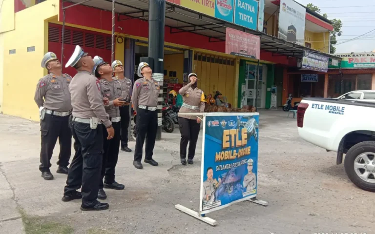 Dalam uji coba Elektronic Traffic Law Enforcement (ETLE) melalui pesawat drone di exit Tol Tingkir, Salatiga, Kasat Lantas Polres Salatiga, AKP Suci Nugraheni, mencatat tingginya tingkat pelanggaran lalu lintas dengan 30 pelanggar terpantau hanya dalam waktu lima menit. Monev (monitoring dan evaluasi) menunjukkan efektivitas ETLE drone dalam mendeteksi pelanggaran seperti ketidakpatuhan terhadap penggunaan helm dan sabuk keselamatan.