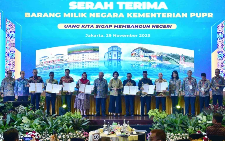 Wali Kota Semarang, Hevearita Gunaryanti Rahayu, menjadi perwakilan Kota Semarang dalam Seremoni Serah Terima Barang Milik Negara (BMN) Kementerian PUPR tahun 2023 di kantor pusat, Jakarta, pada Rabu (29/11/2023). Dalam acara tersebut, Kota Semarang termasuk dalam 17 kota yang secara simbolis menerima BMN, melibatkan infrastruktur air minum, rumah susun (rusun), dan jembatan.
