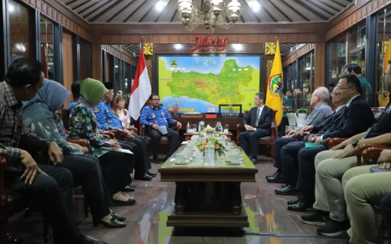 Perusahaan kesehatan berbasis di Tiongkok, yang merupakan bagian dari Zhejiang International Group Co. Ltd, siap menyuntikkan investasinya ke Jawa Tengah, dipicu oleh kondisi investasi yang menguntungkan di provinsi ini. Pj Gubernur Jawa Tengah, Nana Sudjana, mengungkapkan rencana tersebut saat menerima kunjungan Kepala Zhejiang International Group, Gao Bingxue, di Kantor Gubernur Jawa Tengah pada Rabu (15/11/2023).