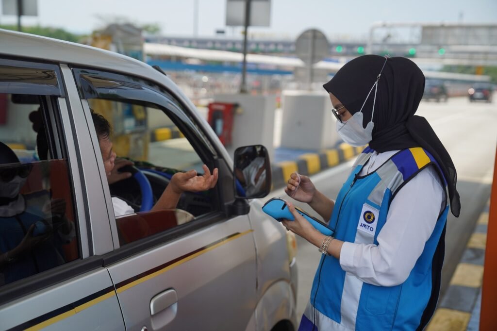 PT Jasa Marga (Persero) Tbk memberikan imbauan kepada pengguna jalan yang akan melakukan arus balik ke Jabotabek pada libur Natal 2023 dan Tahun Baru 2024 agar memastikan kecukupan saldo uang elektronik (e-toll) yang digunakan selama perjalanan. Imbauan ini dikeluarkan setelah tercatat 28.047 kendaraan dengan saldo kurang di Gerbang Tol (GT) Kalikangkung Jalan Tol Batang-Semarang pada periode 18-28 Desember 2023. Corporate