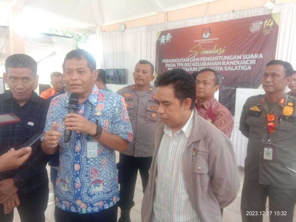 KPU Kota Salatiga menyelenggarakan simulasi pemungutan suara untuk Pemilu 2024 pada Rabu (27/12/2023) dengan melibatkan sekitar 242 pemilih yang terdaftar dalam Daftar Pemilih Tetap (DPT). Simulasi ini bertujuan untuk mengukur waktu pencoblosan riil yang akan dilaksanakan pada 14 Februari mendatang. Komisioner KPU Kota Salatiga, Dewi Retnowati, menjelaskan bahwa simulasi ini juga merupakan latihan bagi petugas Kelompok Penyelenggara Pemungutan Suara (KPPS) yang akan bertugas pada pemilu serentak bulan Februari.