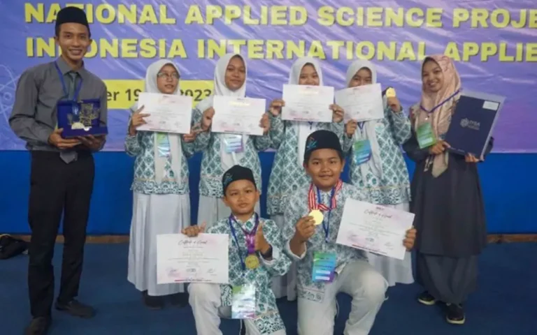Siswa dan siswi SMP RUQ Al Falah dan SMK Al Falah Plus Kota Salatiga, Jalan Bima No.02 Ngemplak, Dukuh, Sidomukti, meraih prestasi membanggakan dalam Indonesia International Applied Science Project Olympiad (I2ASPO) 2023 dan National Applied Science Project Olympiad (NASPO) yang diselenggarakan di ITS pada Jumat (22/12/23).