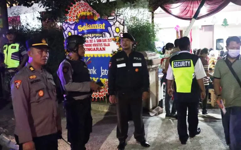 Pasca sterilisasi gereja di Kabupaten Semarang, Polres Semarang melaksanakan patroli skala besar, bersama unsur TNI dan pemerintah daerah, untuk mengamankan pelaksanaan misa malam natal, Minggu (24/12/2023) malam. Kegiatan dimulai dari lapangan Catur Prasetya Polres Semarang di bawah pimpinan apel Wakapolres Semarang Kompol Fandy Setiawan.
