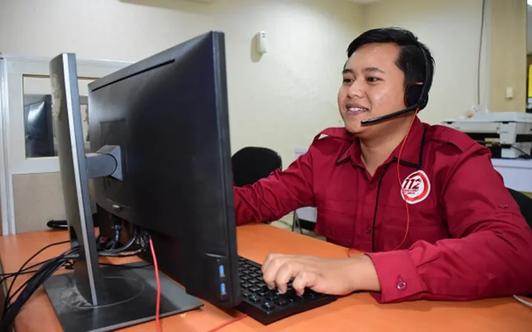Wali Kota Semarang, Hevearita Gunaryanti Rahayu, memastikan persiapan pengamanan menjelang Natal 2023 (Nataru) dan Tahun Baru 2024 telah dilakukan oleh seluruh perangkat daerah. Dalam mengantisipasi lonjakan kebutuhan masyarakat dan pendatang selama liburan Nataru, Call Center 112 Kota Semarang aktif non-stop selama 24 jam.