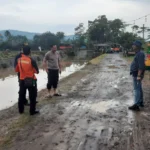 Seorang lelaki yang belum diketahui identitasnya dilaporkan hilang terseret arus deras Sungai Kedung Ringis, Kecamatan Tuntang, Kabupaten Semarang, saat sedang memancing pada Senin (25/12/2023). Kapolsek Tuntang, AKP Suramto, menjelaskan bahwa peristiwa tragis itu terjadi sekitar pukul 13.00 WIB, dan laporan diterima oleh pihak kepolisian pada pukul 15.00 WIB.