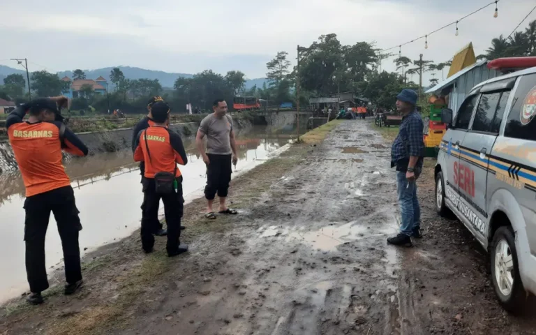 Seorang lelaki yang belum diketahui identitasnya dilaporkan hilang terseret arus deras Sungai Kedung Ringis, Kecamatan Tuntang, Kabupaten Semarang, saat sedang memancing pada Senin (25/12/2023). Kapolsek Tuntang, AKP Suramto, menjelaskan bahwa peristiwa tragis itu terjadi sekitar pukul 13.00 WIB, dan laporan diterima oleh pihak kepolisian pada pukul 15.00 WIB.