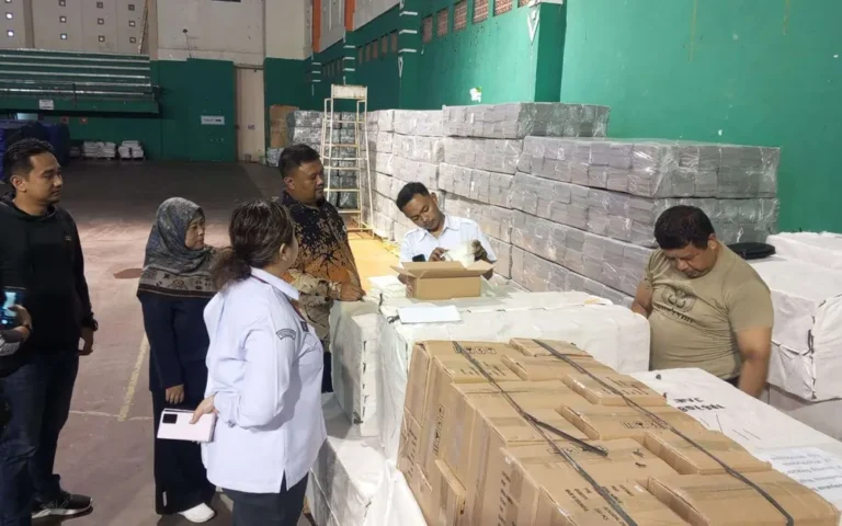 Bawaslu Provinsi Jawa Tengah memberikan sorotan serius terhadap pengadaan dan distribusi logistik Pemilu 2024. Koordinator Divisi SDM dan Organisasi, Rofiuddin, menegaskan bahwa kelancaran pemungutan suara pada 14 Februari 2024 bergantung pada ketepatan pengadaan logistik. Dengan kampanye yang berlangsung singkat selama 75 hari, pengawasan ketat dilakukan dari tingkat provinsi hingga kabupaten/kota untuk memastikan bahwa setiap tahapan pengadaan, seperti pencetakan kotak suara dan distribusi surat suara, berjalan sesuai ketentuan