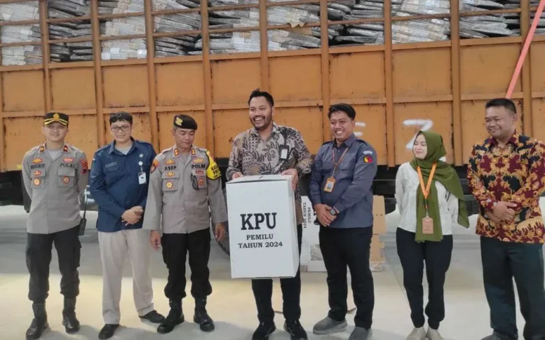 Bawaslu Kota Semarang secara intensif mengawasi logistik Pemilu 2024 di Gudang Logistik KPU Kota Semarang, Kawasan Industri Candi, Ngaliyan, Semarang, sejak 19 Oktober 2023. Melalui surat Nomor: 916/PM.00.02/K.JT-33/10/2023, Bawaslu memberikan imbauan kepada KPU Kota Semarang pada 27 Oktober 2023, menekankan kelengkapan gudang logistik, termasuk Alat Pemadam Api Ringan (APAR) dan Closed Circuit Television (CCTV).