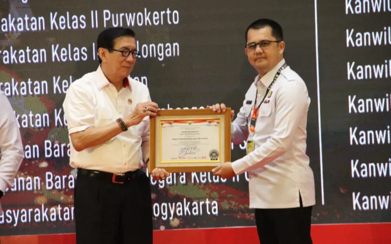 Rumah Tahanan Negara (Rutan) Kelas IIB Salatiga secara resmi meraih predikat Wilayah Bebas dari Korupsi (WBK) setelah menggeluti perjuangan selama empat tahun lebih. Menteri Hukum dan HAM RI Yasonna H Laoly menyerahkan secara langsung piagam penghargaan WBK kepada Kepala Rutan Redy Agian dalam acara refleksi akhir tahun 2023 di Hotel Borobudur Jakarta pada Kamis (14/12/2023) malam.