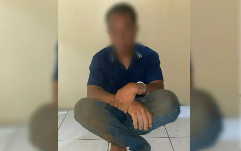 Seorang warga Kabupaten Magelang, MS (44), menjadi tersangka dalam aksi pencurian aki truk mixer di Kecamatan Bergas, Kabupaten Semarang, pada Selasa (5/12/2023). Kejadian ini pertama kali terdeteksi ketika seorang driver truk hendak mengoperasikan mixer sekitar pukul 13.00 WIB, menemukan aki hilang, mengakibatkan mesin mixer tidak dapat berfungsi. Kasat Reskrim Polres Semarang, AKP Aditya Perdana, menjelaskan bahwa driver melaporkan kejadian tersebut ke petugas keamanan perusahaan, yang selanjutnya dilaporkan ke Polres Semarang.