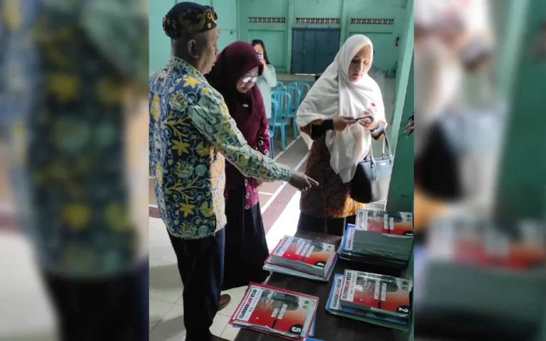 Desa Sraten, Kabupaten Semarang, menjadi pusat perhatian sebagai contoh pengelolaan pemerintahan desa yang sukses, setelah meraih prestasi sebagai Desa Anti Korupsi 2023 oleh Komisi Pemberantasan Korupsi (KPK) dengan nilai tertinggi, yaitu 98 poin. Kepala Desa Sraten, Rokhmad, menyampaikan bahwa pemerintah desa telah berusaha maksimal dalam menjalankan tugas dan kewajibannya sesuai dengan tupoksi, dengan fokus pada transparansi.
