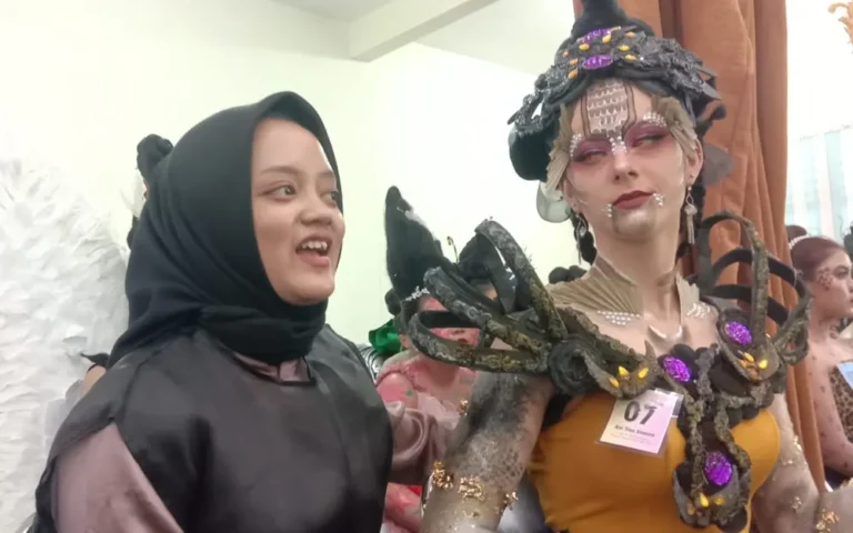 Dalam acara Uji Kompetensi di SMK Negeri 1 Salatiga menjelang akhir tahun 2024, mata puluhan orang tertuju pada pemandangan menarik saat Ester, seorang siswi Sekolah Internasional Salatiga, menjadi model peragaan busana dengan riasan body painting oleh Jurusan Kecantikan dan Spa. Dalam Tahun Ajaran 2023/2024, Ester, yang berusia 17 tahun, dengan sukarela menjalani proses rias tubuh selama empat jam.