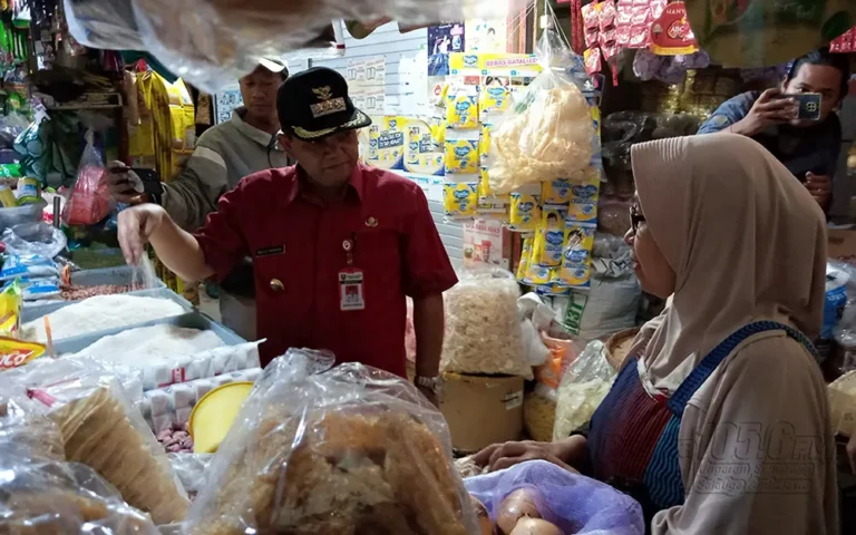 Bupati Semarang Ngesti Nugraha bersama dengan forkopimda melakukan pemantauan harga kebutuhan pokok masyarakat (kepokmas) menjelang natal dan tahun baru. Dalam pantauan diketahui harga sejumlah kepokmas terjadi fluktuasi. Ada komoditas yang mengalami kenaikan harga, ada pula yang harganya mengalami penurunan.