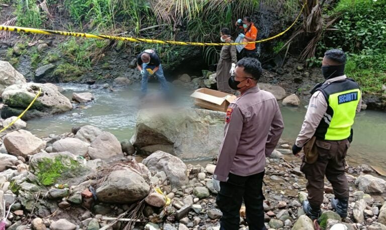 Pengunjung Cimory Diaryland On The Valley, Kecamatan Bergas, Kabupaten Semarang, dihebohkan dengan penemuan jasad bayi yang tergeletak di sebuah batu besar di aliran sungai lokasi wisata pada Kamis (28/12/2023). Ignatius Adi Nugraha (45), seorang pengunjung asal Cengkareng, Jakarta Barat, menemukan jasad bayi tersebut dan melaporkannya kepada pihak keamanan Cimory setelah melihat benda yang mirip boneka. Pihak keamanan memastikan bahwa itu adalah jasad bayi dan segera melaporkannya ke Polsek Bergas setelah koordinasi dengan manajemen.
