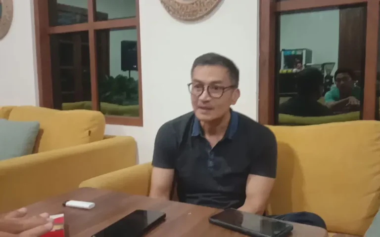 Dalam menghadapi kasus perusakan Alat Peraga Kampanye (APK) Capres nomor urut 2, Ketua Tim Kampanye Daerah (TKD) Prabowo-Gibran Indonesia Maju Salatiga, Yulianto, mengumumkan sayembara dengan hadiah menarik senilai Rp 10 juta. Sebagai Ketua DPC Partai Gerindra Kota Salatiga, Yuliyanto menawarkan hadiah tersebut kepada warga yang dapat menemukan pelaku perusakan baliho dan poster berisi gambar Calon Presiden Prabowo dan Wakil Presiden Gibran Rakabumi Raka di wilayah Salatiga.