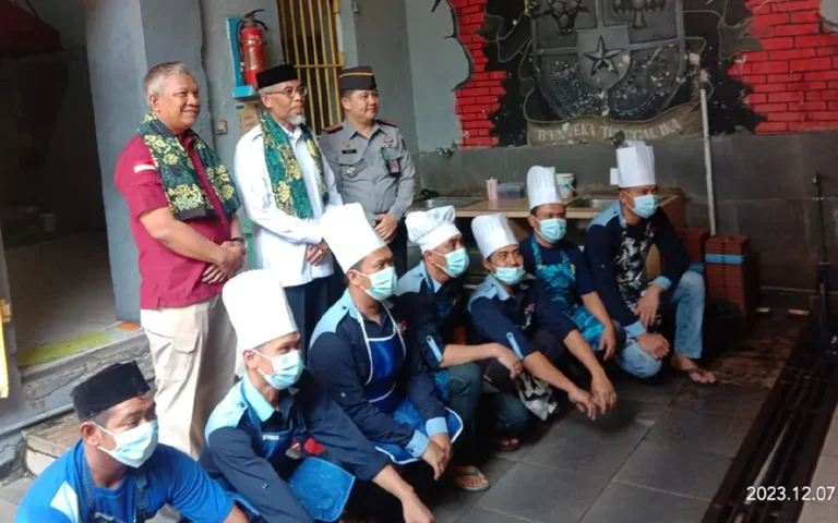 Rumah Tahanan Negara (Rutan) Salatiga menyambut kunjungan kerja langsung dari Inspektur Jenderal Kementerian Hukum dan Hak Asasi Manusia Republik Indonesia, Ir. Razilu, yang juga memberikan tausiah kepada Warga Binaan Pemasyarakatan (WBP) dan petugas Rutan pada Kamis (07/12/2023). Kepala Rutan Salatiga, Redy Agian, menerima kedatangan Irjen Razilu yang didampingi oleh Kepala Kantor Wilayah Kemenkumham Jawa Tengah, Tejo Harwanto. Selama kunjungan, Irjen Razilu melakukan tinjauan dari berbagai fasilitas, termasuk ruang pelayanan, blok hunian, ruang kesehatan, dan dapur, yang kemudian ditutup dengan memberikan tausiah.
