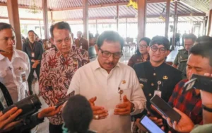 Meski Pemilihan Umum (Pemilu) 2024 memiliki potensi kerawanan, masyarakat dihimbau untuk menjaga kondusifitas dan menciptakan suasana pemilu yang damai. Penjabat (Pj) Gubernur Jawa Tengah, Nana Sudjana, menekankan perlunya langkah-langkah koordinasi dalam menghadapi potensi kerawanan tersebut. Menurutnya, menjaga stabilitas dan kondusifitas wilayah menjadi tanggung jawab bersama pemerintah daerah, TNI, Polri, dan seluruh elemen masyarakat.