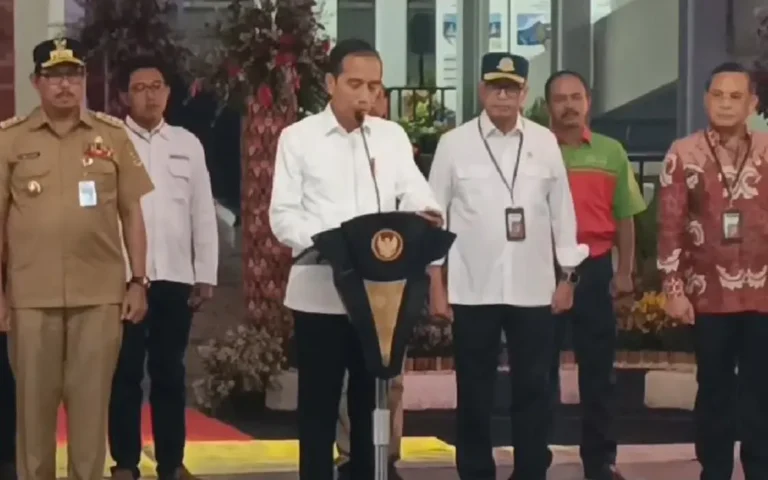 Presiden Joko Widodo secara langsung meresmikan Terminal tipe A Tingkir di Salatiga, Rabu (13/12/2023) sore. Peresmian ini dilakukan bersamaan dengan Terminal Paya Ilang di Palembang dan Terminal Anak Air di Aceh Tengah yang diresmikan secara virtual. Dalam acara tersebut, Jokowi menekankan pentingnya pembangunan sarana prasarana transportasi seperti terminal untuk mendukung konektivitas warga. Terminal Tingkir, dengan anggaran Rp 34,8 miliar, dirancang tidak hanya sebagai tempat naik turun penumpang, tetapi juga sebagai pusat kegiatan UMKM, perbelanjaan, dan pusat kegiatan sosial.