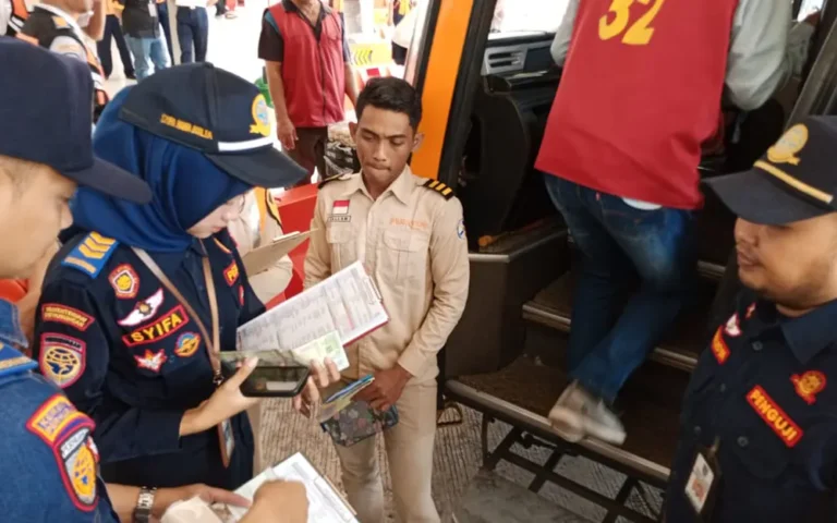 Dinas Perhubungan (Dishub) Kota Salatiga intensif melakukan pengecekan kelaikan (ramp check) angkutan bus Antar Kota Antar Provinsi (AKAP) dan Antar Kota Dalam Provinsi (AKDP) yang beroperasi di Terminal Tipe A Tingkir Kota Salatiga, menjelang libur Natal 2023 dan Tahun Baru (Nataru) 2024. Kepala Dishub Kota Salatiga, Sri Satuti, menjelaskan bahwa tujuan dari ramp check ini adalah untuk memastikan keselamatan dan kenyamanan para penumpang selama musim libur Nataru.