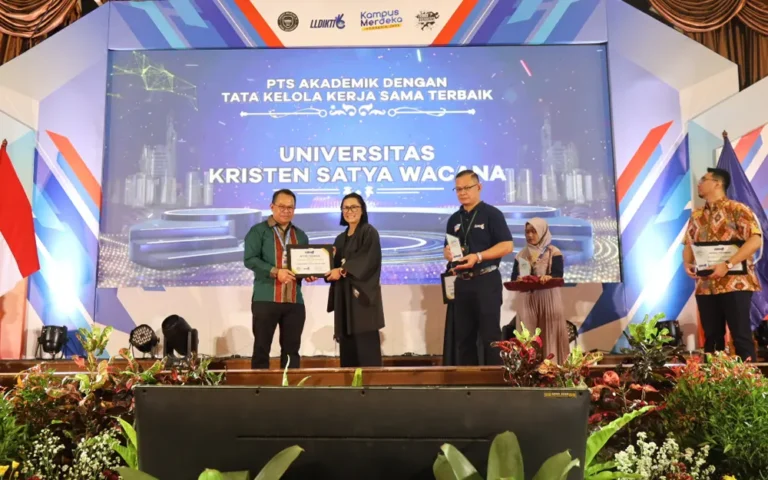 niversitas Kristen Satya Wacana (UKSW) meraih prestasi gemilang dengan mengantongi enam penghargaan dalam Anugerah Lembaga Layanan Pendidikan Tinggi (LLDikti) Wilayah VI Tahun 2023. Acara prestisius ini diselenggarakan oleh LLDikti Wilayah VI di Patra Jasa Convention Hall, Semarang pada Selasa (19/12/2023).