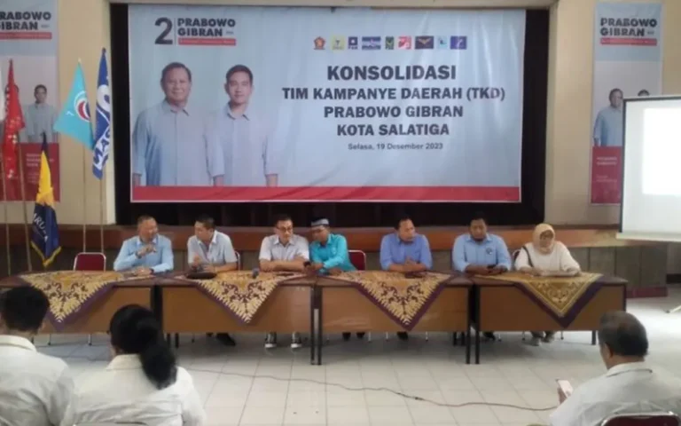 Ketua Tim Kampanye Daerah (TKD) Kota Salatiga, Yuliyanto, secara resmi mengumumkan bahwa sekitar 45.000 pendukung Calon Presiden (Capres) dan Calon Wakil Presiden (Cawapres) Prabowo-Gibran di Kota Salatiga telah berhasil dikonsolidasikan. Pernyataan tersebut disampaikan saat membuka acara Konsolidasi Tim Kampanye Daerah (TKD) Indonesia Maju Capres dan Cawapres Prabowo-Gibran di Gedung Widya Graha, Jalan Soekarno-Hatta, Salatiga. Y
