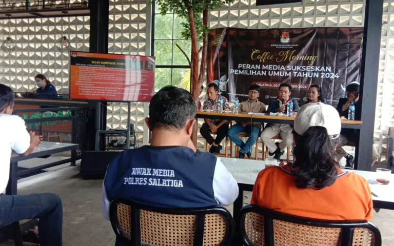 Respons rendah mahasiswa dapat mengancam partisipasi hak pilih dalam Pemilihan Legislatif (Pileg) dan Pilpres pada 14 Februari 2024 mendatang. Kondisi ini terungkap saat Komisi Pemilihan Umum (KPU) Kota Salatiga menggelar acara coffee morning dengan wartawan, dengan tema "Peran Media Sukseskan Pemilu 2024" pada 2 Desember 2023. Ketua KPU Kota Salatiga, Yesaya Tiluata, mengungkapkan upaya KPU dalam memperluas jangkauan hak politik warga negara melalui sosialisasi, termasuk pembentukan Pos Sosialisasi atau Stan KPU di kampus-kampus.