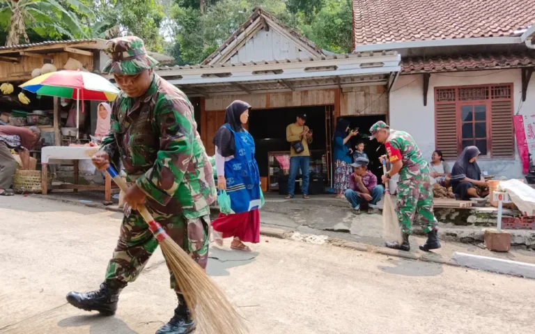 Dalam rangka mewujudkan sinergitas antara TNI-Polri dan masyarakat, Koramil 05/Tuntang menggelar kegiatan karya bakti di Pasar Sejambu Kesongo pada Kamis, 7 Desember 2023. Kegiatan ini merupakan manifestasi dari keterlibatan bersama Polri dan TNI dalam pengabdian kepada masyarakat, menunjukkan kesolidan dan kekompakan mereka dalam melindungi dan melayani masyarakat.